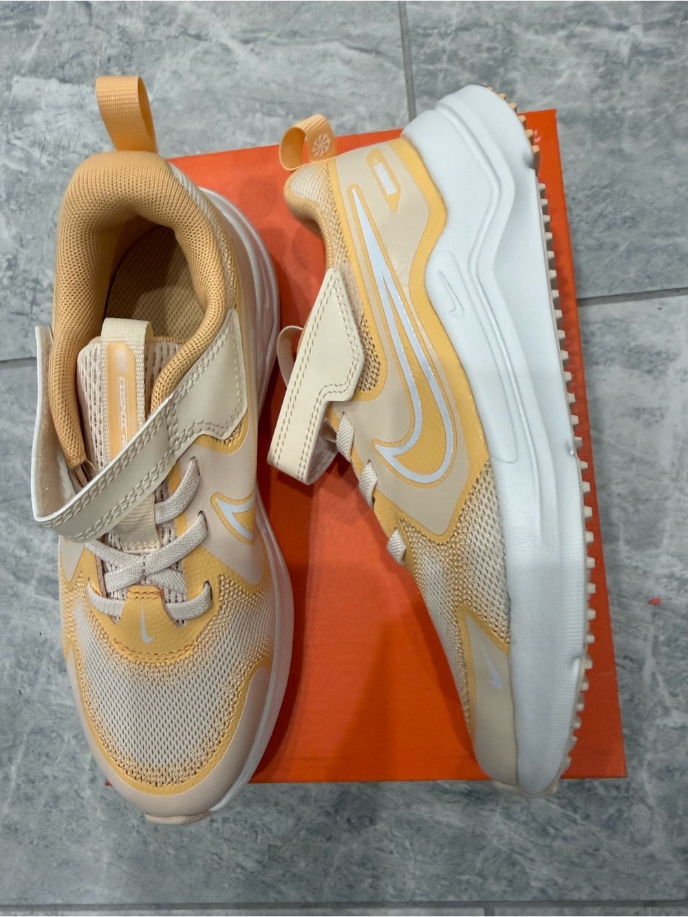 New Nike girls Sz 1  Peach & Cream Velcro Athletic Shoes